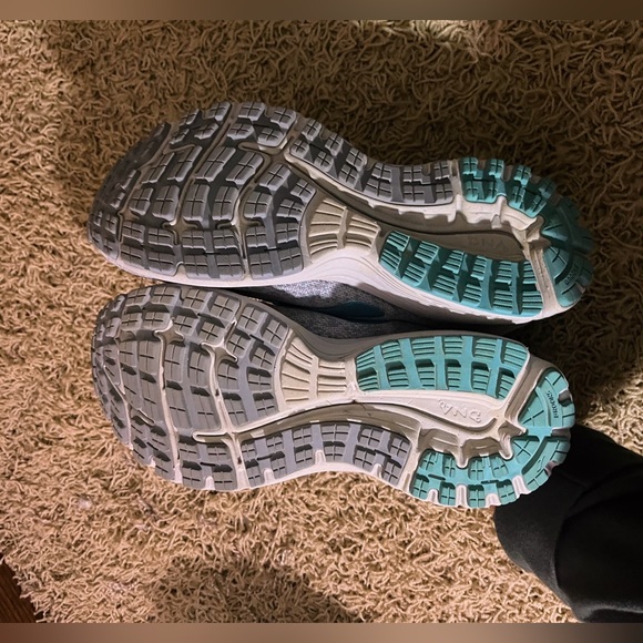 Brooks womens running shoes - Picture 2 of 3
